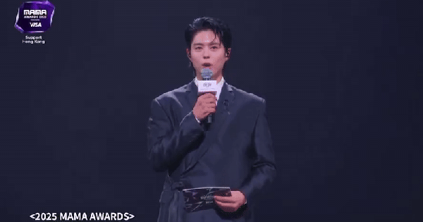Khoảnh khắc xúc động nhất MAMA 2025: Park Bo Gum cúi đầu mở màn, xót xa tưởng niệm nạn nhân thảm hoạ cháy tại Hong Kong (Trung Quốc)