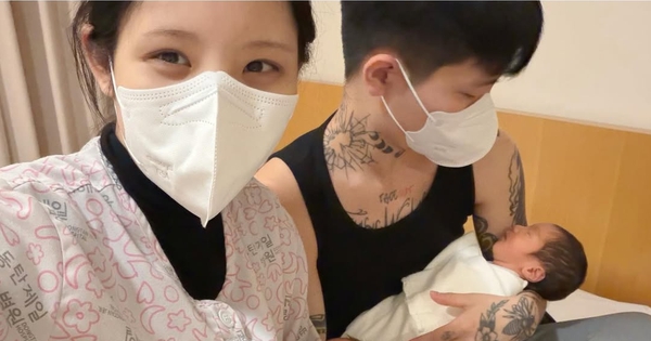Nữ ca sĩ 20 tuổi hạ sinh cặp sinh đôi, bé phải thở máy gấp