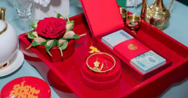 Thách cưới 9,9 triệu, thông gia nghèo đứng hình khi mở phong bì sính lễ nhà trai