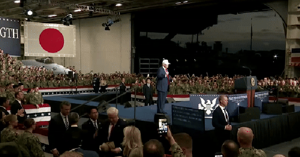 Màn nhảy ngẫu hứng của ông Trump trước 6.000 lính Mỹ ở Nhật Bản và bài nhạc nền đặc biệt