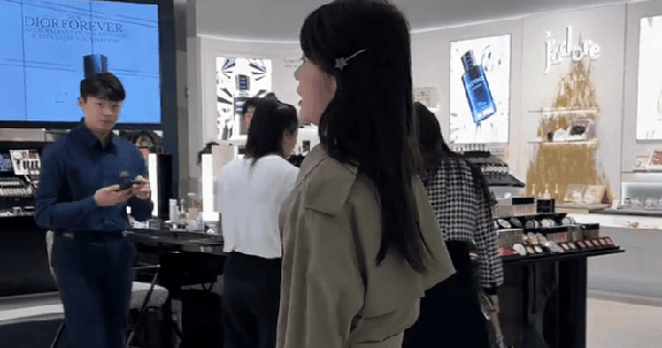 Trời ơi mỹ nhân này bị ảo tưởng sức mạnh à: Ai cũng nhận là bạn trai, đọc mà cười đến chết