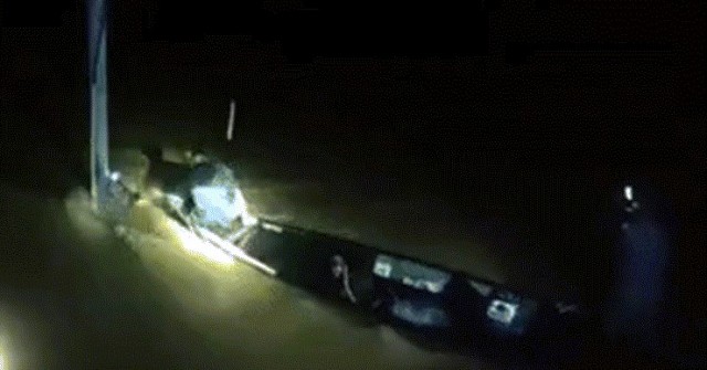Ôm cột điện giữa dòng nước xiết, người đàn ông Đà Nẵng thoát chết ngoạn mục