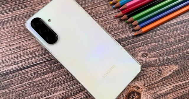 Sức mạnh phiên bản mới của smartphone Galaxy quốc dân khiến fan bất ngờ