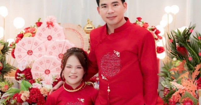 Chú rể đẩy xe lăn đưa cô dâu vào lễ đường, quan khách sụt sùi lau nước mắt