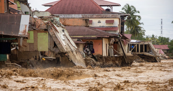 Thảm họa lũ lụt Indonesia: 174 người thiệt mạng, nhiều thi thể không nhận diện chôn trong ngôi mộ tập thể