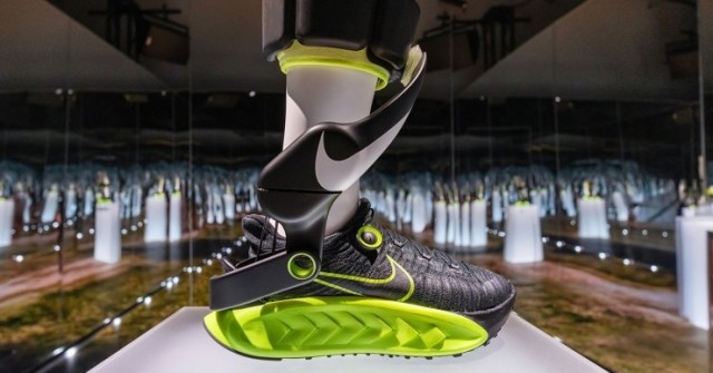 Nike giới thiệu giày chạy điện đầu tiên thế giới giúp tăng tốc độ chạy