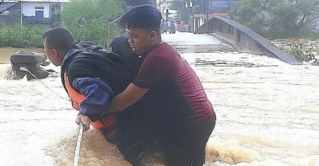 Đội cứu hộ Thái Nguyên giăng dây, cõng dân vượt lũ Huế
