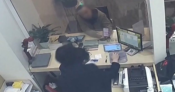 Người đàn ông yêu cầu chuyển hơn 1 tỷ vào tài khoản của chính mình: Nhân viên ngân hàng từ chối phục vụ và báo cảnh sát