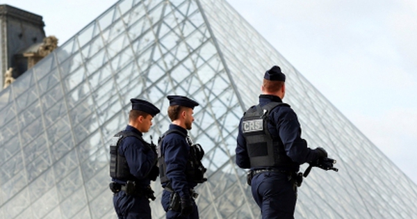 Pháp bắt thêm nhiều nghi phạm trong vụ trộm bảo tàng Louvre