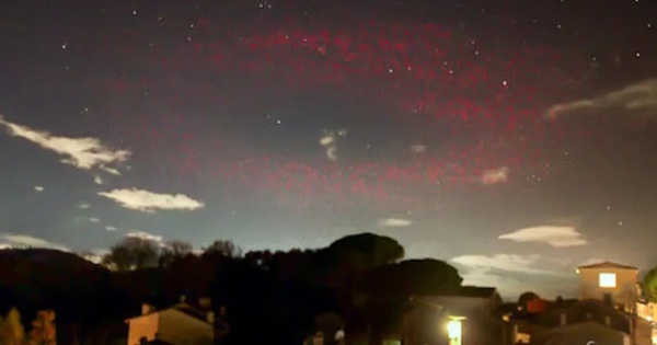 Quầng sáng đỏ “giống UFO” 2 lần hiện ra trên bầu trời Ý