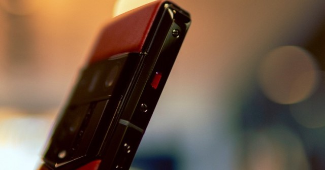 Chỉ một nút bấm nhỏ có thể phân biệt smartphone siêu sang thật hay giả
