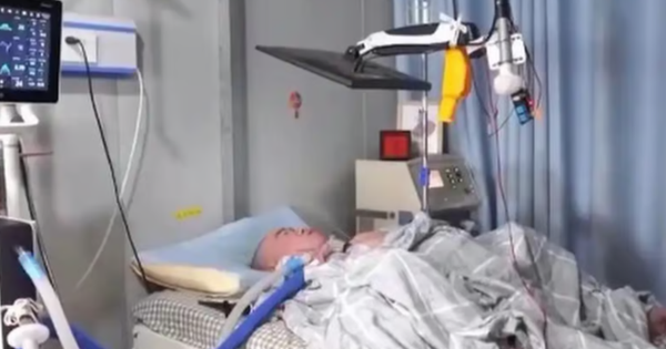 Chàng trai bại liệt sống nhờ máy thở, chỉ dùng 1 ngón tay tạo nên chuyện thần kỳ