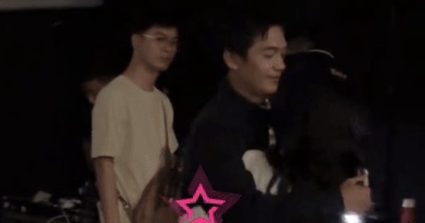 Bị gái xinh ôm trước mặt vợ, ngôi sao đắt show nhất Việt Nam làm một hành động gây bão MXH