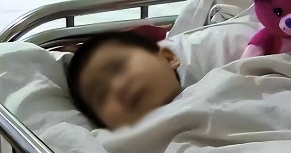Bé trai ăn cắp đồ nhà bên rồi ngộ độc nhập viện, phụ huynh đòi hàng xóm bồi thường