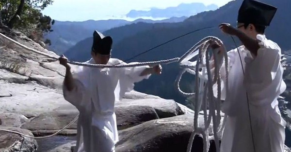Thay dây thừng thiêng để cầu chúc may mắn dịp năm mới ở Nhật Bản