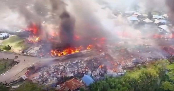 Cháy lớn ở khu dân cư, hàng trăm ngôi nhà bị thiêu rụi