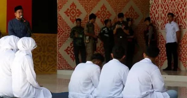 Quan hệ tình dục ngoài hôn nhân, một phụ nữ Indonesia bị đánh 140 roi rồi ngất xỉu