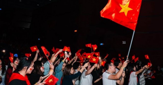 Hàng ngàn bạn trẻ đứng hát, vẫy cờ đỏ sao vàng xem Tổ Quốc trong tim