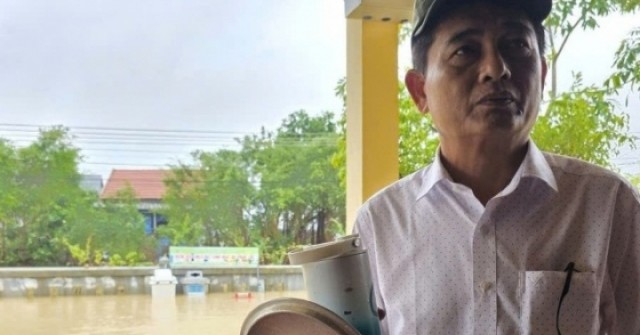Trưởng thôn mang nồi sắn luộc đi ăn lấy sức cứu trợ, để phần quà cho dân