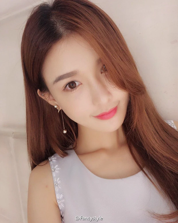 Bi hài nữ streamer cố tình "lộ hàng" khoe vòng 1 căng mọng nhưng lại bị fan chê hàng giả Bi hài nữ streamer cố tình "lộ hàng" khoe vòng 1 căng mọng nhưng lại bị fan chê hàng giả