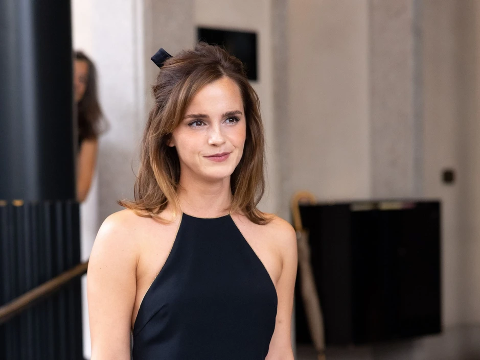Emma Watson công khai bạn trai tỷ phú mới, trao nhau nụ hôn "bỏng mắt"