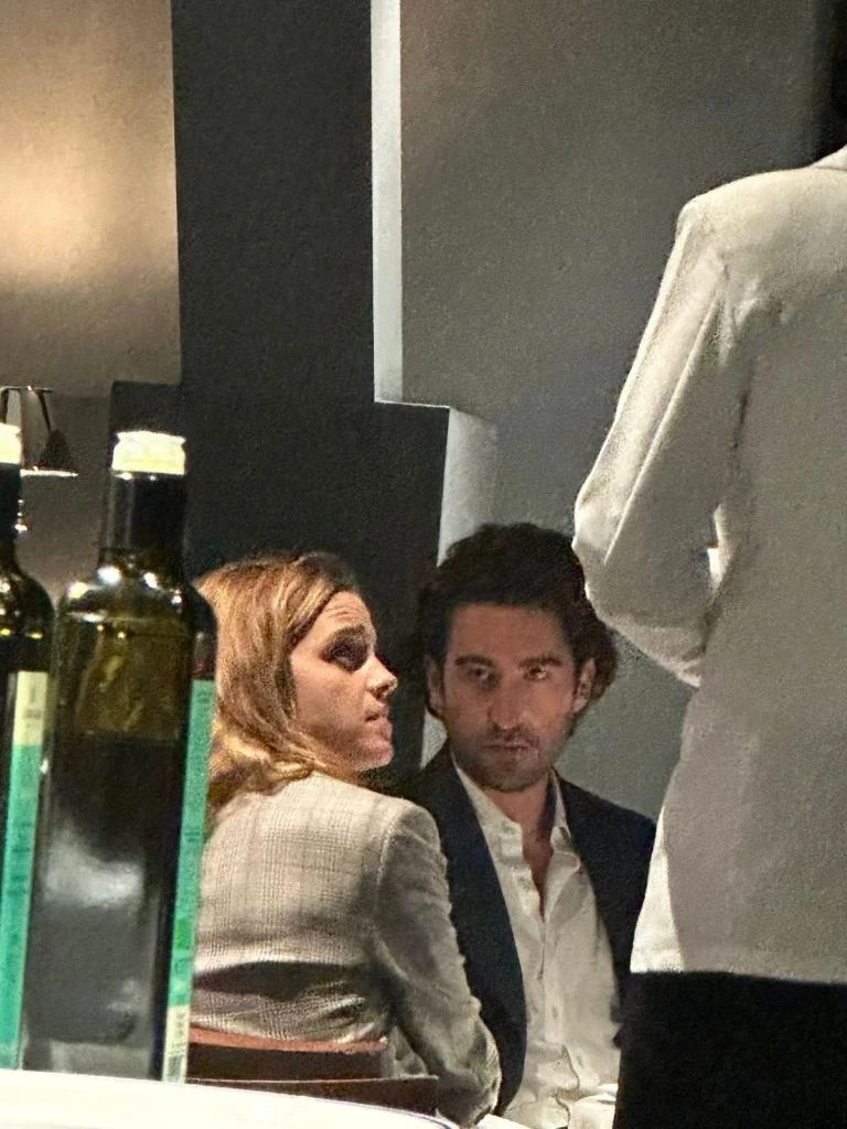 Emma Watson công khai bạn trai tỷ phú mới, trao nhau nụ hôn "bỏng mắt"