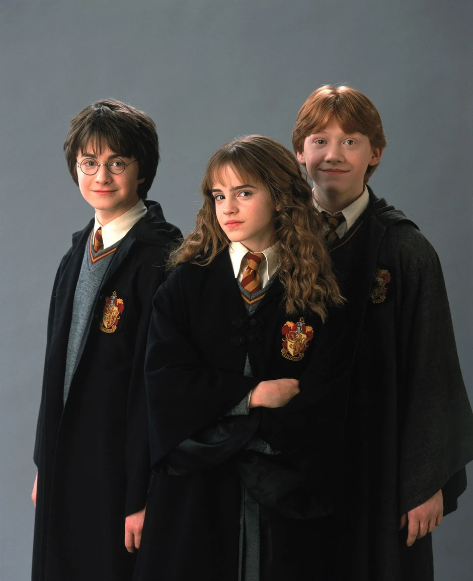 Emma Watson công khai bạn trai tỷ phú mới, trao nhau nụ hôn "bỏng mắt"